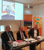 Pressekonferenz zur Kultursommer-Eröffnung am ersten Maiwochenende. Minister Konrad Wolf (mitte), OB Ralf Claus (rechts) und Jürgen Hardeck, Kultursommer.